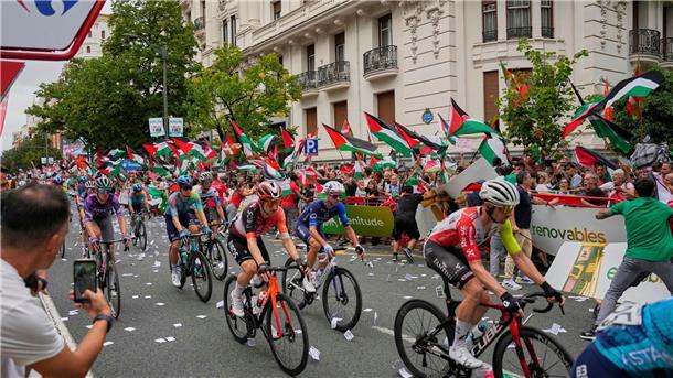 Wieder Protestaktion bei der Vuelta: Radprofi Romo gestürzt Seit Tagen gibt es bei der Vuelta propalästinensische Proteste.