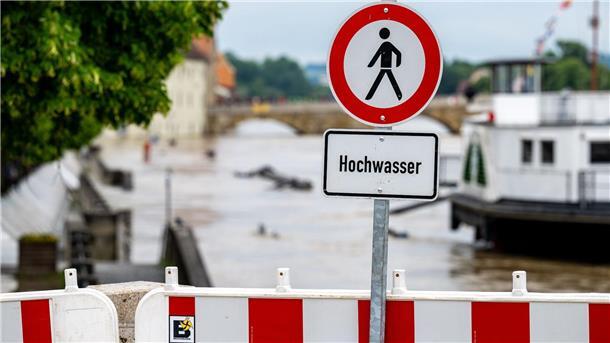 Besondere Wetterlage sorgt für das katastrophale Hochwasser Seit Tagen kämpfen Helfer in Bayern und Baden-Württemberg gegen die Flut und ihre Folgen.