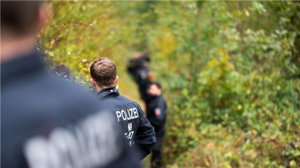 Trotz intensiver Suche: Keine Spur von vermisstem Klaus Renken aus Lauenbrück Männer in einem Wald mit der Aufschrift Polizei auf dem Rücken.