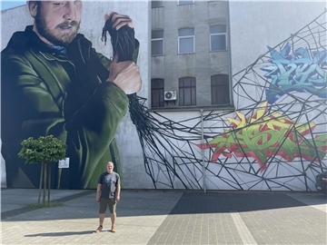 Mann vor Graffiti