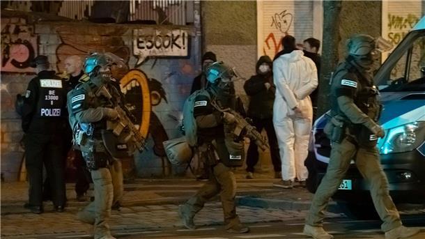 RAF-Fahndung: Weitere Durchsuchung in Berlin SEK-Beamte verlassen das Grundstück am Abend im Stadtteil Friedrichshain.