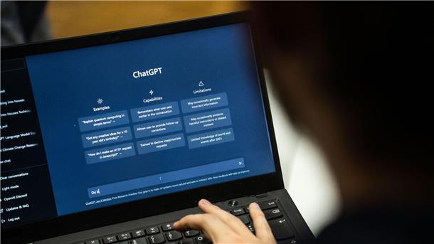 Schüler, Azubis und Studenten nutzen KI für Hausarbeiten Selber schreiben oder schreiben lassen? KI kann die Hausarbeit an der Uni sehr erleichtern.