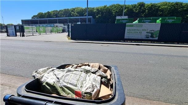 Selbst gegenüber dem Nehlsen-Wertstoffhof in Loxstedt wurde der Papiermüll noch nicht abgeholt. 