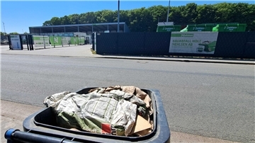 Selbst gegenüber dem Nehlsen-Wertstoffhof in Loxstedt wurde der Papiermüll noch nicht abgeholt. 