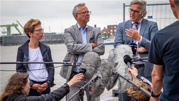 Rückblick auf das Drama um den schiefen Molenturm: Kippt er oder kippt er nicht? Selbst in den USA und wird über den schiefen Turm von Bremerhaven berichtet. Die damalige Hafensenatorin Claudia Schilling (SPD), Bremenports-Sprecher Holger Bruns und Bremenports-Geschäftsführer Robert Howe (von links) stehen in der Kritik: Warum wurde sich nicht früher um das Bauwerk gekümmert? Ihre Antwort: Der Turm sei ständig überprüft worden.
