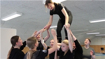 Jugendliche bilden eine Art menschliche Pyramide. Die Übung war Teil der Ausbildung zur Jugendleiterin.