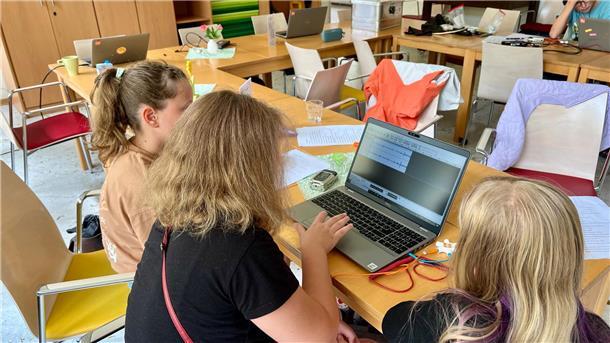 Selbst machen statt nur anhören: Eine Gruppe Ferienpass-Kinder hat eigene Hörspiele kreiert - mithilfe moderner Technik und künstlicher Intelligenz.