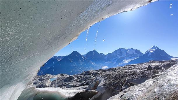 Schweizer Gletscher um zehn Prozent geschmolzen Selbst Mitte September schmilzt das Eis des Vadret dal Murtèl auf einer Höhe von 3100 Meter am Fuße des Piz Bernina rapide.