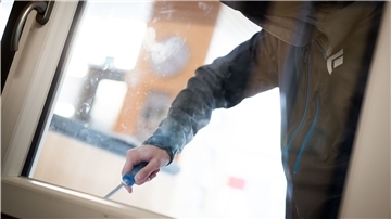 Selbst wenn das Fenster geschlossen ist, kann es oft leicht von außen geöffnet werden. Häufig reicht dafür handelsübliches Werkzeug.