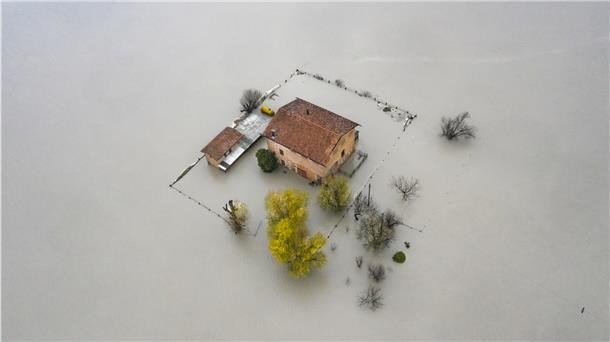 Selbst wenn es nicht ganz so schlimm kommt, wie auf diesem Bild: Stürme und Starkregen können Hausbesitzern große Sorgen bereiten.