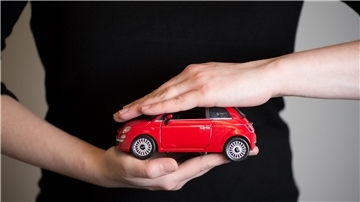 Selbstverständlicher Schutz: Während die Kfz-Haftpflicht für jeden Autohalter verpflichtend ist, bleiben Teil- und Vollkaskoversicherungen optional, sind aber bei wertvollen Fahrzeugen meist sinnvoll.Warnecke/dpa