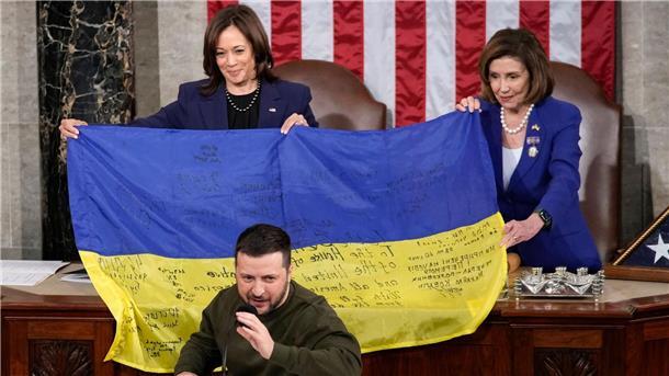 Selenskyj: Kriegsausgang bestimmt Welt der Enkelkinder Selenskyj überreichte dem Kongress eine ukrainische Flagge, die von den Frontsoldaten in Bachmut signiert wurde.