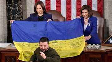 Selenskyj überreichte dem Kongress eine ukrainische Flagge, die von den Frontsoldaten in Bachmut signiert wurde.