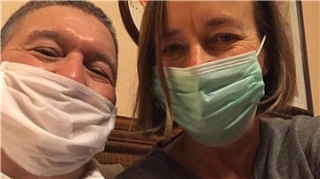 "Selfie" aus der Quarantäne in Bremerhaven: Oscar Javier Salerno und Meike Tiedemann feierten Weihnachten mit der Familie.