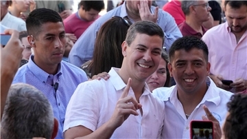 Selfie mit dem Präsidentschaftskandidaten Santiago Peña (M) in einem Wahllokal in Asunción.