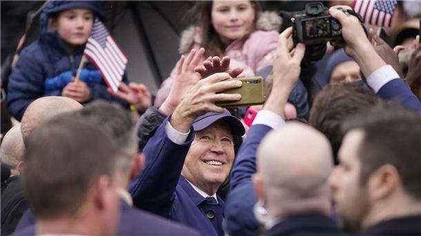 Selfie mit dem US-Präsidenten: Joe Biden während eines Rundgangs durch Dundalk.