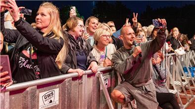 Oli P. macht ein Selfie mit Fans