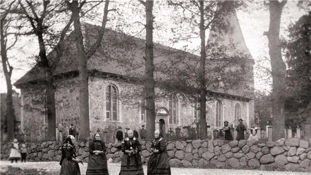 „Selsingen vor der Kirche“, historische Aufnahme von Hans Müller-Brauel