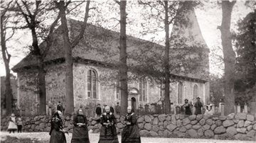 „Selsingen vor der Kirche“, historische Aufnahme von Hans Müller-Brauel