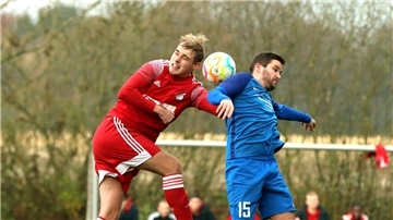 Selsingens Fußballer - hier mit Jan Schröder (links) gegen Lars Rademacher - kassierten eine 1:3-Heimpleite gegen den FC Alfstedt/Ebersdorf.