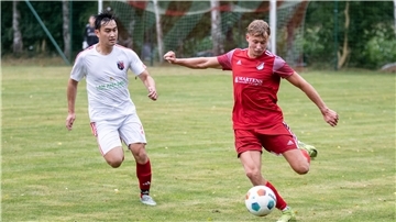 Selsingens Torschütze Tom Druske (rechts) setzt sich gegen Duc Trung Hoang durch.