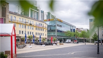 Der versiegelte Theodor-Heuss-Platz in der Innenstadt Bremerhavens. Bürger wünschen sich hier mehr Grün und eine Umgestaltung zum Aufenthaltsort.