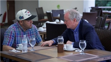 Senator Van Hollen spricht erstmals mit dem abgeschobenen Kilmar Ábrego García - später sollen „Margarita-Gläser“ aufgetaucht sein. 