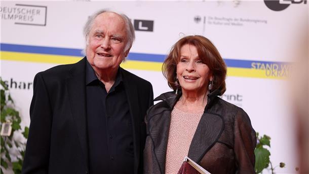Regisseur Michael Verhoeven wird 85 Senta Berger und ihr Ehemann Michael Verhoeven bei der Verleihung des Deutschen Filmpreises 2023.