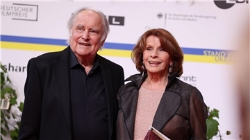 Senta Berger und ihr Ehemann Michael Verhoeven bei der Verleihung des Deutschen Filmpreises 2023.