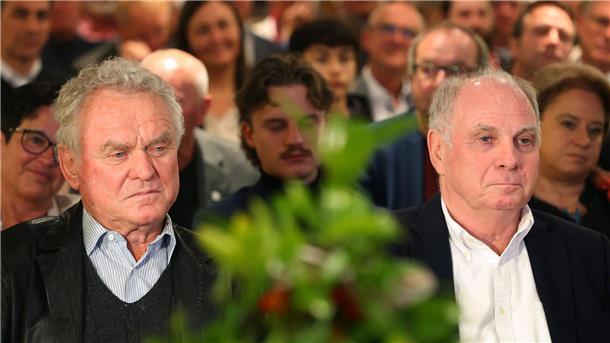 Torhüter-Legende Maier mit Rat an Hoeneß: „Hör auf“ Sepp Maier (l) und Uli Hoeneß können auf eine lange gemeinsame Vergangenheit zurückblicken.