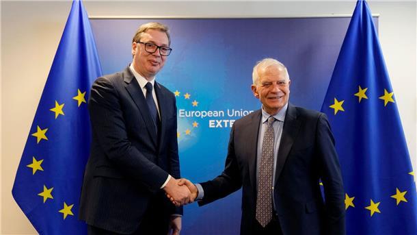 Serbiens Präsident Aleksandar Vucic (l.) wird in Brüssel vom EU-Außengbeauftragten Josep Borrell begrüßt.