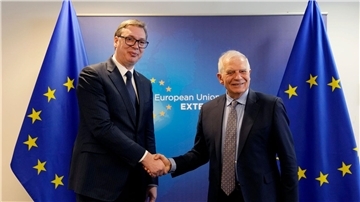 Serbiens Präsident Aleksandar Vucic (l.) wird in Brüssel vom EU-Außengbeauftragten Josep Borrell begrüßt.
