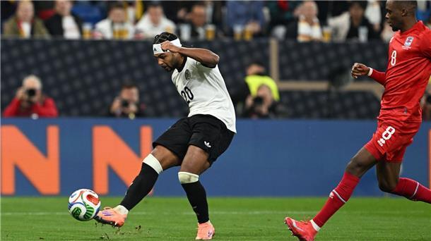 Serge Gnabry krönt seine Leistung mit dem Treffer zum 3:0. 