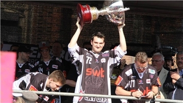 Sergej Stas freut sich nach dem Titelgewinn 2014