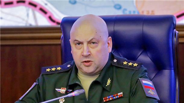 Sergej Surowikin bei einem Briefing des russischen Verteidigungsministeriums im Jahr 2017.