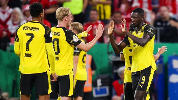 Guirassy rettet schwachen BVB - Mühsames 1:0 in Essen Serhou Guirassy (r) schoss das Tor des Tages.