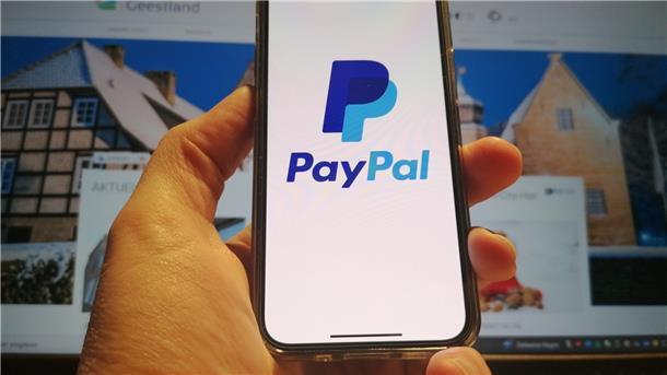 Ein Handy mit PayPal-Symbol.