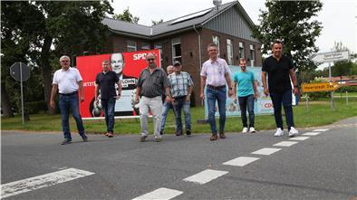 Setzen ein Zeichen gegen Vandalismus im Zusammenhang mit Wahlplakaten: Bernd Beckmann (CDU Beverstedt), Lars Behrje (CDU Loxstedt), Martin Eckardt (SPD Hagen), Ralf Wolter (SPD Schiffdorf), Gerhard Tienken (SPD Beverstedt), Thorsten Ohlandt (CDU Schiffdorf), Christoph Werde (CDU Hagen), Oliver Lottke (SPD Loxstedt)