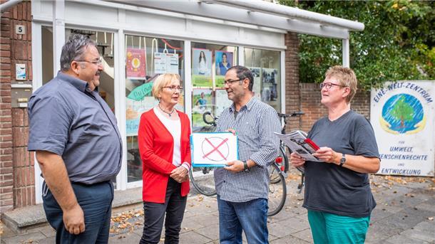 Setzen sich dafür ein, dass es eine gute migrantische Interessenvertretung gibt: Cafer Isin (Verein Dialog), Gisela Wiegel (Eine-Welt-Zentrum), Muhlis Kocaaga (Kurdisch-Deutscher Gemeinschaftsverein) und Ute Möhle (Arbeitskreis Migration und Flüchtlinge) . Foto: Hartmann