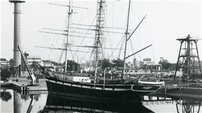 "Seute Deern" im September 1981 im Alten Hafen. Damals stand auch noch der Nachbau der Feuerblüse auf dem DSM-Gelände. Sie ist seit Jahren verschwunden.