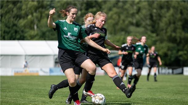 Wo Träume platzen und Legenden entstehen: Der Tag der Endspiele 2025 Zwei Frauen kämpfen um einen Ball.