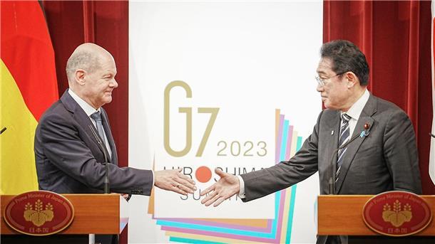 Shakehands: Bundeskanzler Olaf Scholz (l.) und Japans Ministerpräsident Fumio Kishida.