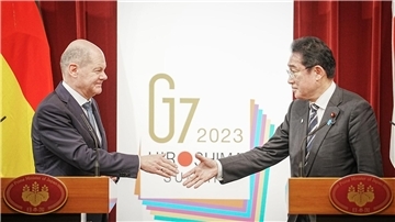 Shakehands: Bundeskanzler Olaf Scholz (l.) und Japans Ministerpräsident Fumio Kishida.