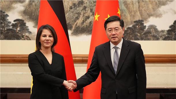 China versichert: Keine Waffen an Russland Shakehands in Peking: Außenministerin Annalena Baerbock und ihr chinesischer Amtskollege Qin Gang.