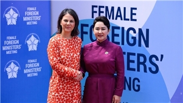 Shakehands zwischen Annalena Baerbock (l.) und ihrer mongolischen Amtskollegin Batmunkh Battsetseg.