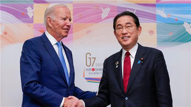 G7 wollen Export russischer Diamanten einschränken Shakehands zwischen US-Präsident Joe Biden (l.) und dem japanischen Premierminister Fumio Kishida vor einem bilateralen Treffer vor Beginn des G7-Gipfels.