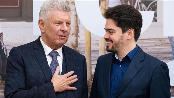 Shani mit Münchens Oberbürgermeister Dieter Reiter bei seiner Vorstellung (Archiv). 