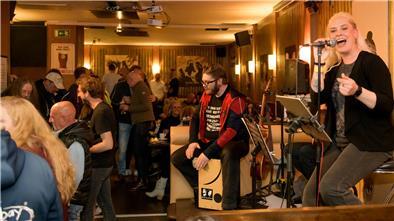 "Sharon & Normel" traten bei der „Langen Bandnacht“ im Rüssel auf.