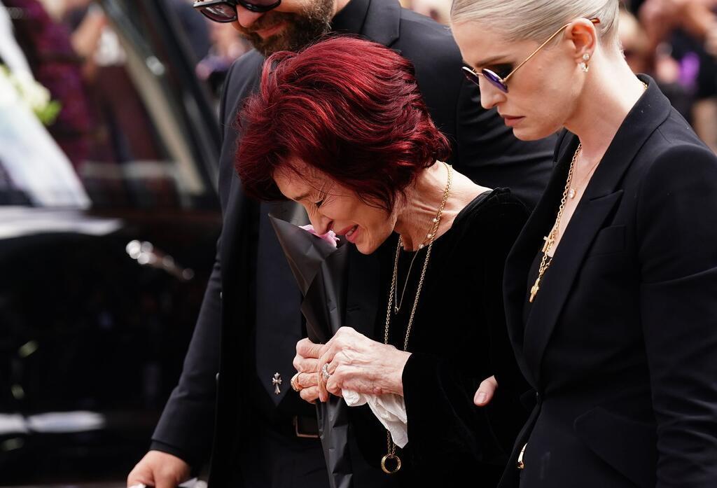 Tränen bei emotionaler Trauerfeier für Osbourne Sharon Osbourne (m.) legte Blumen an den Gedenkort.