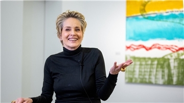 Sharon Stone malt schon seit Jahren, nun sind ihre Gemälde in Berlin zu sehen.